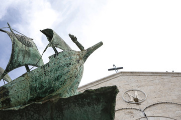 Dettaglio monumento che raffigura una Caravella di fronte alla Chiesa Nostra Signora di Bonaria a...