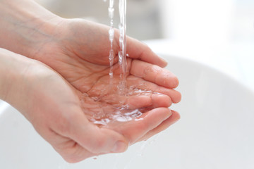 Mycie dłoni. Kobieta płucze dłonie pod wodą © Robert Przybysz