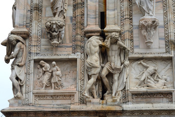 Obraz premium Sculture sulla facciata del duomo di Milano