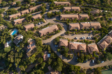 Obraz premium Aerial view of affluent suburban neighborhood