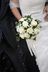 Obraz na płótnie Canvas Mazzolino di fiori tenuto da sposa