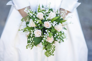 Mazzolino di fiori tenuto da una sposa