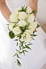 Mazzolino di rose bianche tenuto da sposa