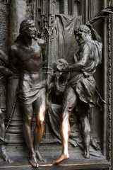 Obraz premium Scultura in bronzo sulla porta del duomo di Milano