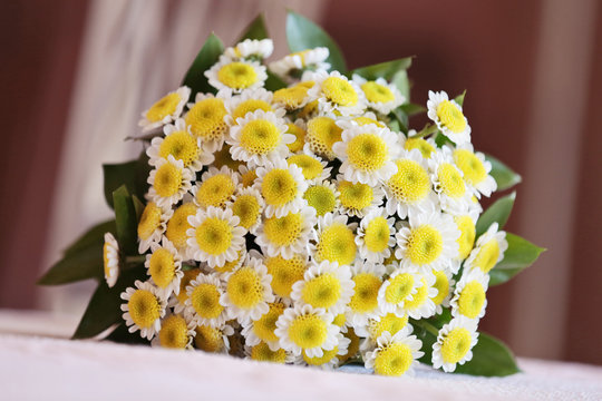 Composizione floreale di margheritine gialle e bianche 