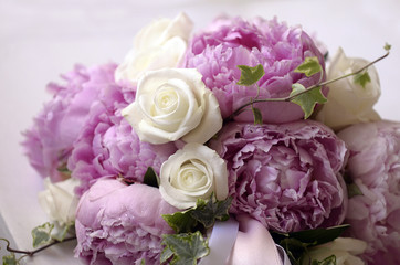 Composizione floreale di rose bianche e fiori rosa