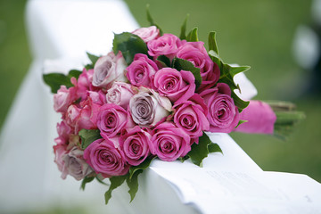 Bouquet rosa sopra banchetto bianco su sfondo verde