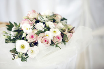 Bouquet composta di rose di vari colori