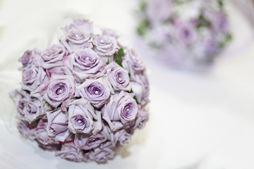 Bouquet lilla con sfondo altra commozione floreale