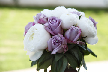 Bouquet bianco elilla con sfondo prato
