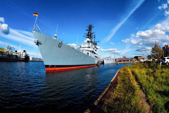 Zerst&ouml;rer im Hafen von Wilhelmshaven