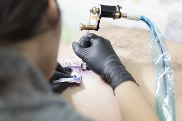 tattooer tattooing client