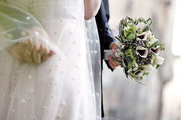 Bellissimo mazzolino mantenuto in mano da una sposa 