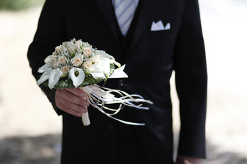 bouquet tenuto da sposo 