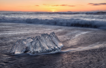 Islanda. Blocchi di ghiaccio sulla spiaggia al tramonto