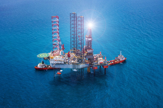Offshore oil rig drilling platform/Offshore oil rig drilling platform in the gulf of Thailand