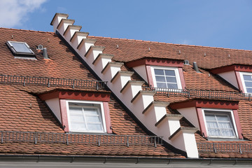Großes Biberschwanzziegel Dach mit stehenden Dachfenstern und einem Dachflächenfenster