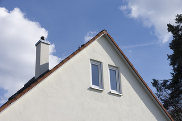Altbaufassade mit zwei Fenster und großer Wandfläche