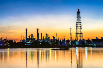 Obraz na płótnie Canvas Low light scenery of Oil refinery at sunrise view