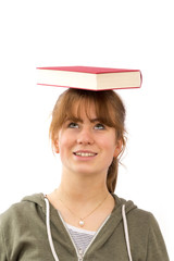 junge Frau balanciert ein Buch auf ihrem Kopf, isoliert auf weißem Hintergrund