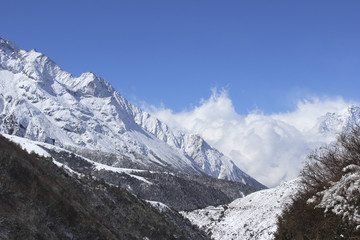 Fototapeta na wymiar Nepal mit seinen hohen Bergen und jede Menge Schnee