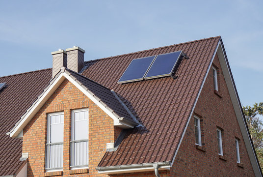 Solaranlage auf einem Dach mit Gaube