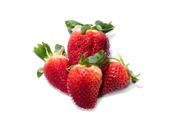 Vier Erdbeeren freigestellt