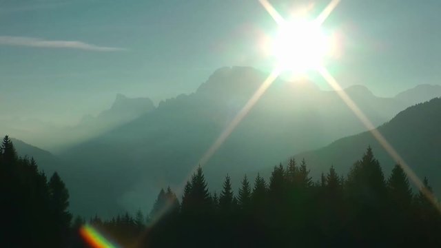 Die Sonne geht hinter dem Monte Civetta (3220 m) in den Dolomiten auf, S&uuml;dtirol, Italien. Blick von Falcade, Provinz Beluno