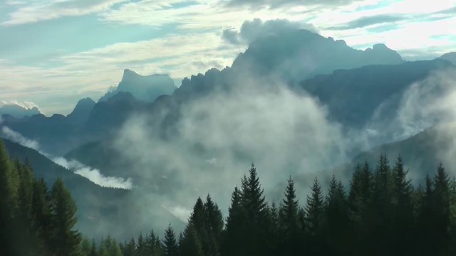 Morgennebel heben sich vor Monte Civetta (3220 m) und Monte Pelmo (3168 m) in den Dolomiten, S&uuml;dtirol, Italien. Blick von Falcade, Provinz Beluno.