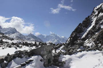 Nepal mit seinen hohen Bergen und jede Menge Schnee