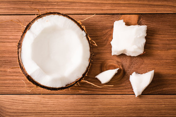 Мякоть кокоса на деревянном фоне