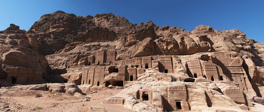 Giordania, sito archeologico di Petra, 02/10/2013: la Strada delle Facciate, la fila di tombe monumentali scavate nella parete rocciosa a sud del Tesoro nella città rosa dei Nabatei 