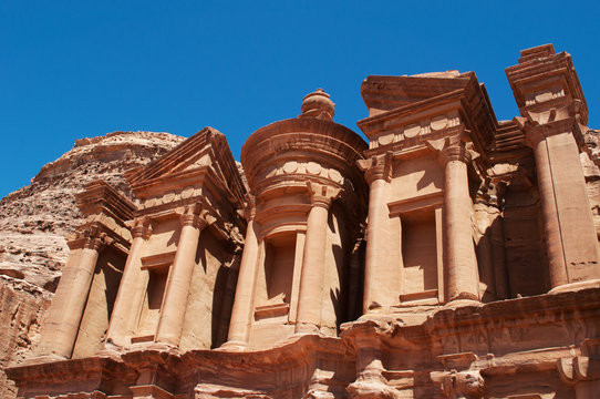 Giordania, sito archeologico di Petra, 02/10/2013: il frontone del Monastero, conosciuto come Ad Deir o El Deir, il famoso monumento scavato nella roccia nell’antica città rosa dei Nabatei 