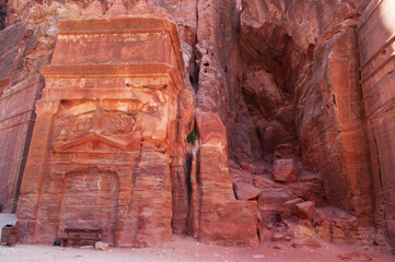 Giordania, sito archeologico di Petra, 02/10/2013: una tomba rossa sulla Strada delle Facciate, la fila di tombe monumentali scavate nella roccia nella città rosa dei Nabatei 