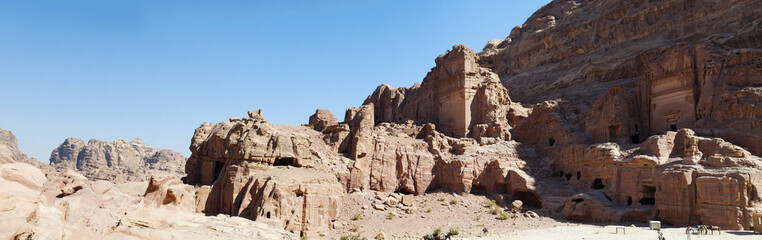 Fototapeta premium Giordania, sito archeologico di Petra, 02/10/2013: la Strada delle Facciate, la fila di tombe monumentali scavate nella parete rocciosa a sud del Tesoro nella città rosa dei Nabatei 
