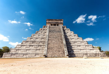 Fototapeta na wymiar Kukulkan pyramid. Chichen Itza
