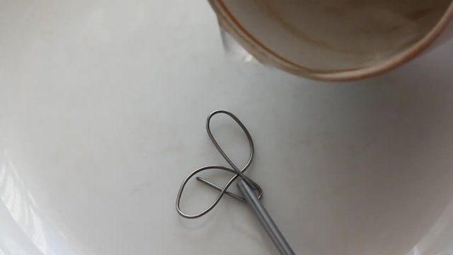 Demonstration of the memory of the form.
Nitinol has the property of remembering its shape and restoring it after deformation.
