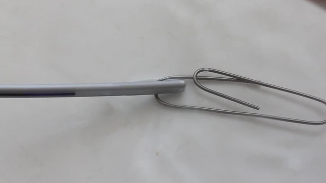 Demonstration of the memory of the form.
Nitinol has the property of remembering its shape and restoring it after deformation.
