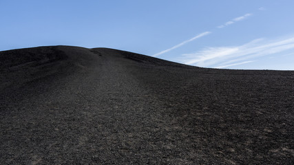 Hügel aus schwarzem Sand