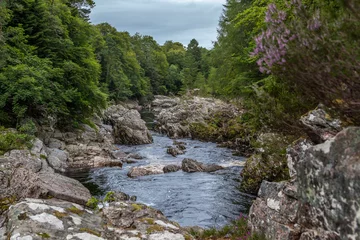 Zelfklevend Fotobehang Findhorn river flowing through Highlands © osnuya