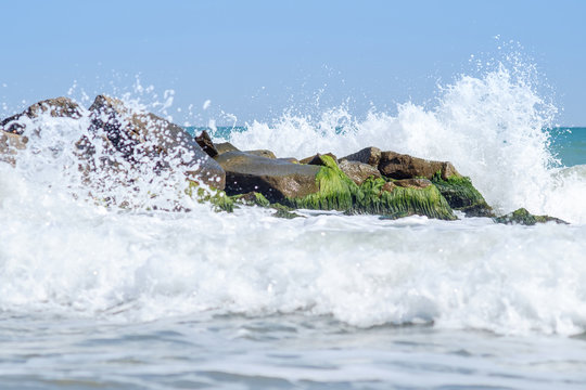Fototapeta Water splash on stone beach 2