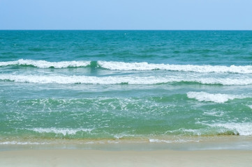 Fototapeta na wymiar Waves in the ocean and sand on the beach