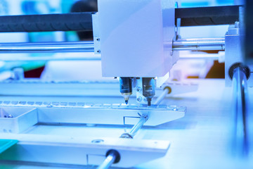 atuomatic screw feeder in cell phone assembly equipment factory.