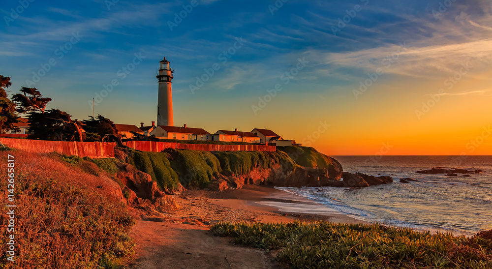 Wall mural pigeon pight lightouse in california at sunset