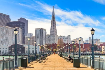 Fotobehang Downton San Francisco en en de Transamerica Pyramid vanaf houten Pier 7 op een mistige dag © SvetlanaSF