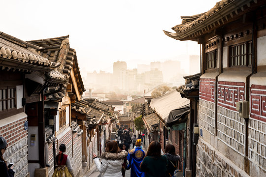 In Bukchon Hanok Village in Seoul: Bukchon Hanok Village's unique scenery