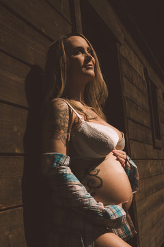 Schwangere Frau mit Babybauch in Desous