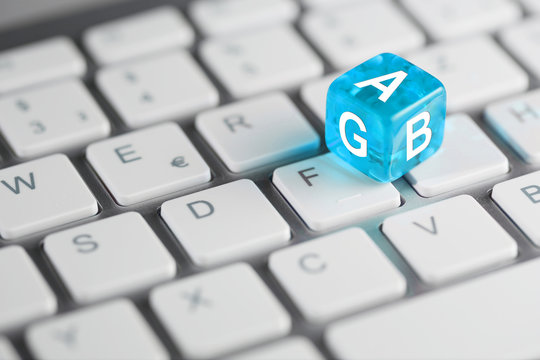 AGB - Allgemeine Geschäftsbedingungen - blauer Würfel auf Tastatur