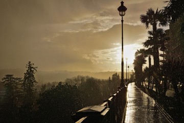 Ville de Pau, coucher de soleil sur le boulevard des Pyrénées sous la pluie