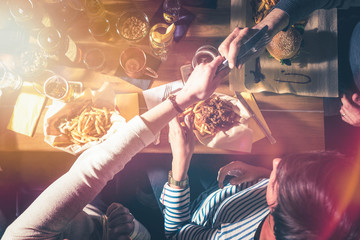 Essen und Trinken mit Freunden - Draufsicht Konzept - obrazy, fototapety, plakaty